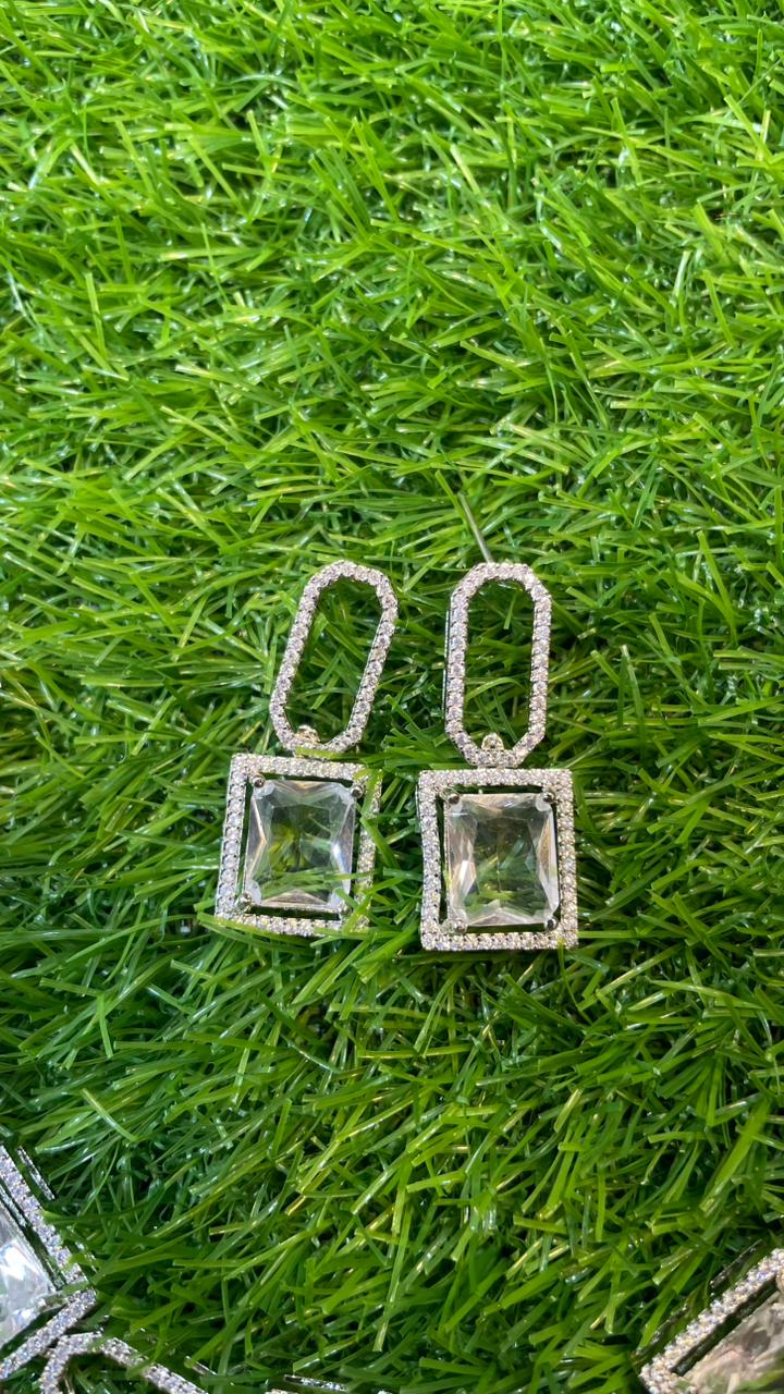 White colour one carat necklace set with earring