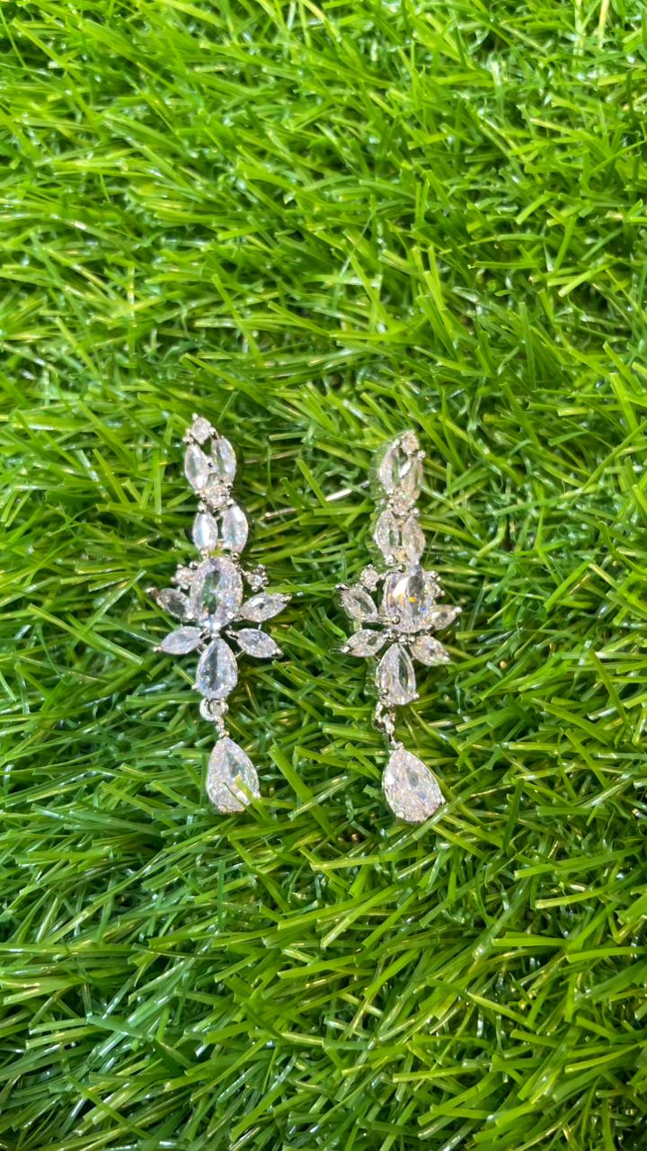 White Colour One Carat Necklace Set With Earrings